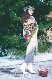年轻漂亮的女孩，与传统的俄罗斯或乌克兰围巾在冬天的肖像