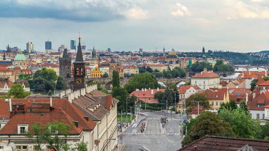 在布拉格日落之前, 伏尔塔瓦河河上的老城码头建筑和查尔斯桥的风景秀丽的夏日鸟瞰图。布拉格, 捷克共和国。从 Malostrans