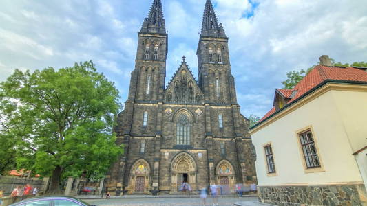 新哥特式的圣彼得和保罗大教堂 timelapse hyperlapse 在维谢赫拉德堡垒, 布拉格。在2003年教会被上升了到大