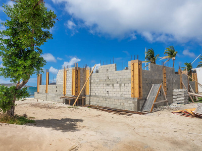 块黄昏时分,利兹在克拉伦斯码头住宅块住宅区砖块私人住宅前景的屋顶