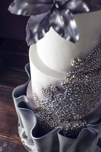 大型婚礼蛋糕装饰珠和银色的花