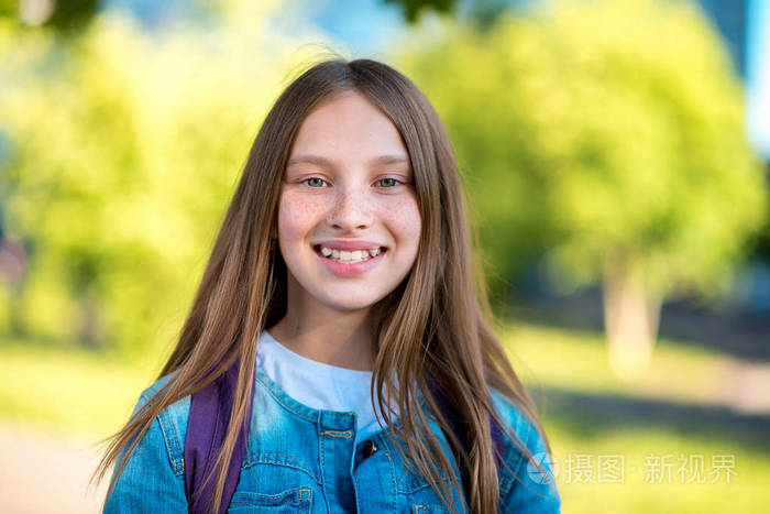 夏天在自然.在情绪上微笑愉快地笑.快乐生活的情感