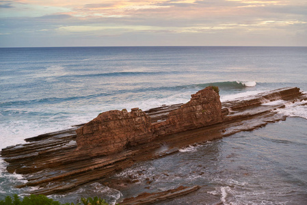 海洋景观中的大岩石