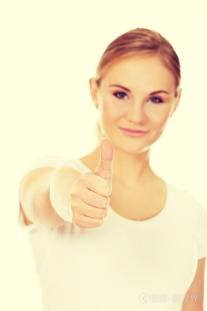 年轻快乐的女人手势大拇指