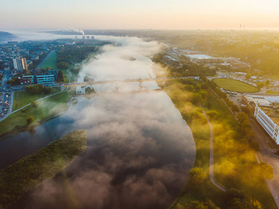 立陶宛的考纳斯老城为秋季雾。日出时刻。无人机鸟瞰图