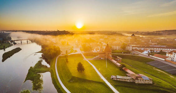 立陶宛的考纳斯老城为秋季雾。日出时刻。无人机鸟瞰图