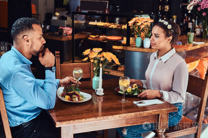 个伟大的时间一起在他们的约会, 一对迷人的情侣享受对方, 在餐厅吃饭