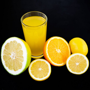 自然的美味汁制成的柠檬图片