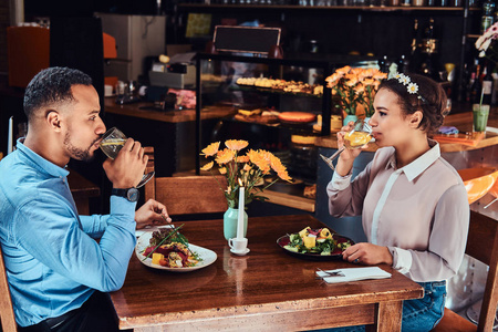 的时间一起在他们的约会, 一对迷人的情侣享受对方, 在餐厅吃饭照片