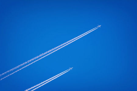 两架飞机在天空中