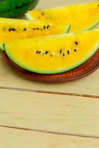 木制的背景上的黄色西瓜片