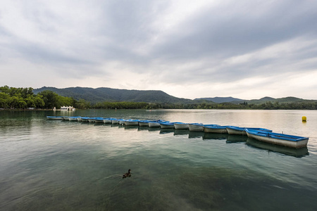 Banolas 湖 加泰罗尼亚语 Banyoles 在西班牙加泰罗尼亚自治区赫罗纳省的景观