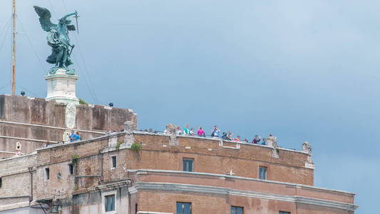 查看著名圣天使城堡游戏中时光倒流和观察甲板上它位于意大利罗马的台伯河附近。多云的天空。顶上的天使纪念碑