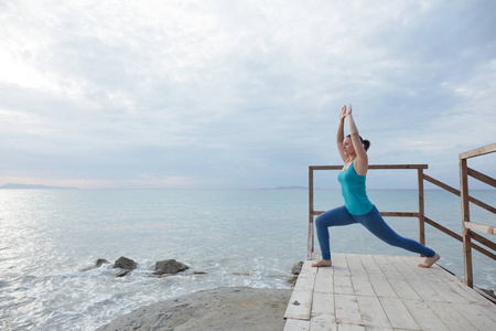 年轻瑜伽瑜伽模式锻炼对健康生活的女人。Woma 公司