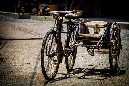 旧自行车停在古建筑旁边