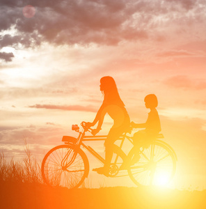 母亲和女儿骑山地自行车图片