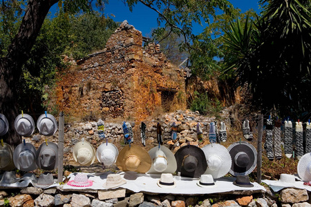 不同的帽子在废墟的背景下出售。土耳其