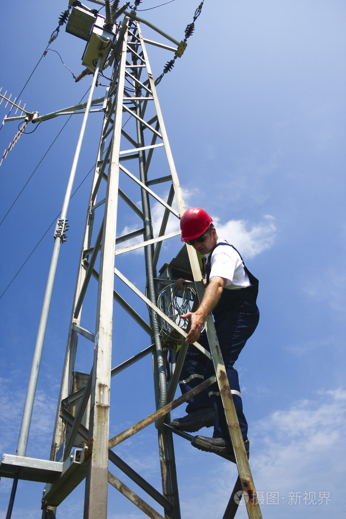 电力电工架线工在杆上工作