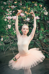 芭蕾舞女演员跳舞户外古典芭蕾构成在花丛中土地