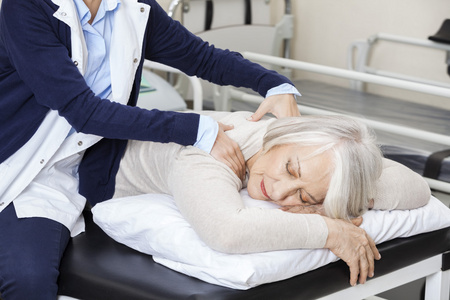 理疗按摩给高级病人在康复中心照片