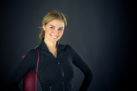 女人的高傲自信两手叉腰照片