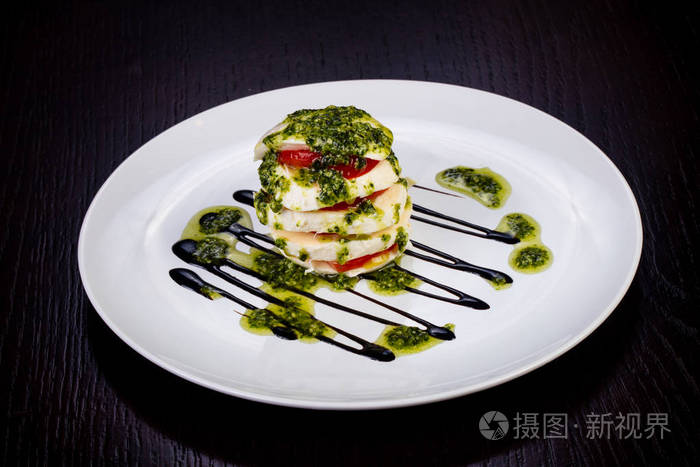 美味的 caprese 沙拉配菠菜和调味汁