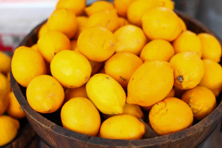 许多柠檬被组合在一个木制篮子里。