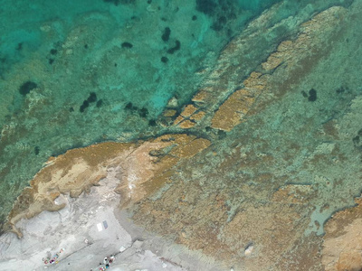 飞越海洋和海滩