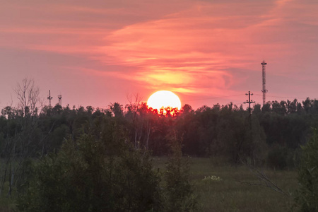 7月的大太阳挂在地平线上