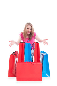 快乐美丽的女人，坐在旁边彩色购物袋