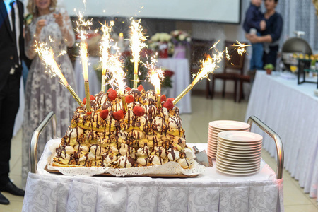 婚礼烟花婚礼蛋糕烟花的前面照片
