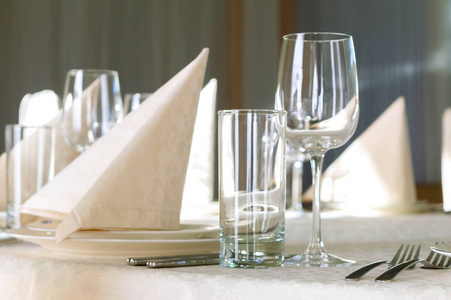 餐饮表设置服务与银器 餐巾和玻璃在聚会前的餐厅