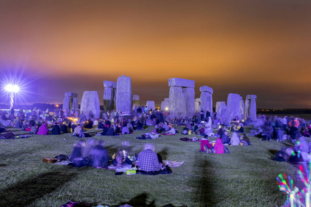 人们在英格兰巨石阵享受夏至。索尔兹伯里, 英国, 2018年6月