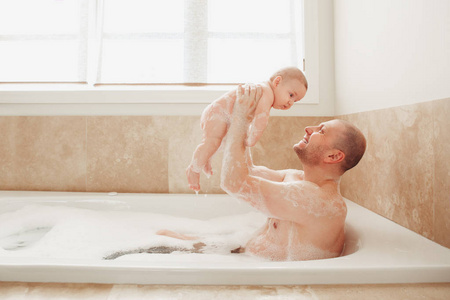 婴儿的父亲以浴
