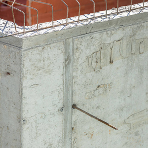 开式连接钢和锚孔混凝土墙体