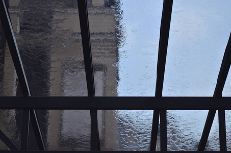 白天大雨从窗户里涌出来.照片