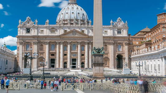 圣彼得广场上满是游客的圣彼得大教堂和埃及的方尖碑在梵蒂冈城市 timelapse 与游客在夏季天