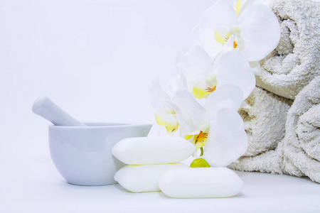 肥皂, 碗和兰花。水疗和休闲概念