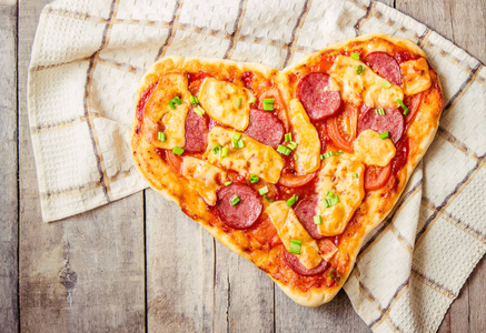 一颗心的形状的比萨。选择性的焦点
