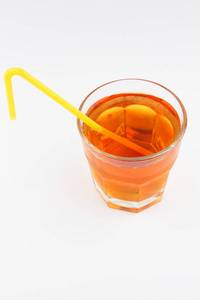 苹果汁在透明玻璃, 新鲜榨汁在白色背景, 黄色鸡尾酒管与健康饮料, 健康生活方式, 素食饮料, 隔绝