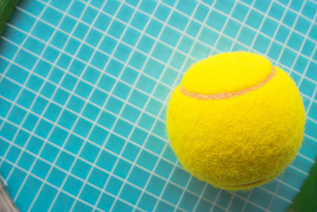 网球和球拍紧密结合选择性聚焦