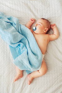 婴儿尿布，在新生儿睡觉