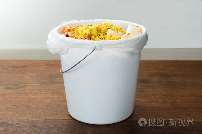 垃圾桶满了吃剩的食物