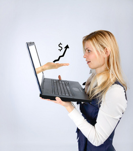 女人抱着一台笔记本电脑和手与附表