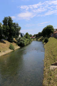 Ljubljanica 河流经斯洛文尼亚首都卢布尔雅那中心。