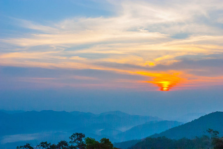 日落在山在泰国. 阴天有雨的机会