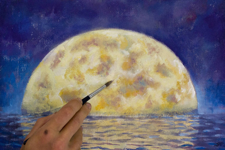 用刷子把一只橙色的大月亮画成蓝色, 在海洋,大海,水中反射月亮.