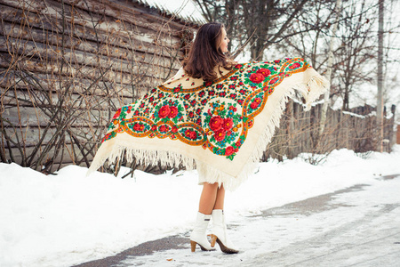 年轻漂亮的女孩，与传统的俄罗斯或乌克兰围巾在冬天舞蹈和庆祝