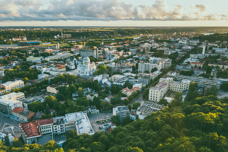 考纳斯市中心鸟瞰图。夏日日落。考纳斯是立陶宛第二大城市, 历来是经济学术和文化生活的主要中心。