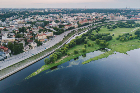 考纳斯 Nemunas 岛鸟瞰图。考纳斯是立陶宛第二大城市, 历来是经济学术和文化生活的主要中心。